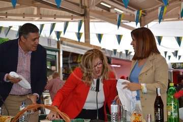Presentación del calendario solidario 2010 en el Mercado Municipal de Telde (Foto TA)
